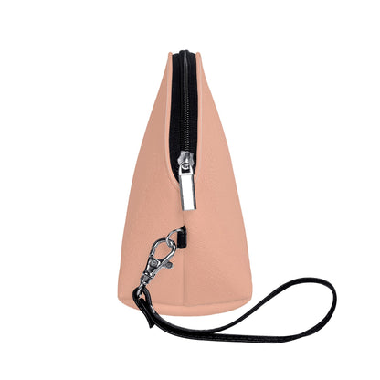 Votre trousse de toilette compacte et incurvée Your Beauty, idéale pour vos essentiels du quotidien.